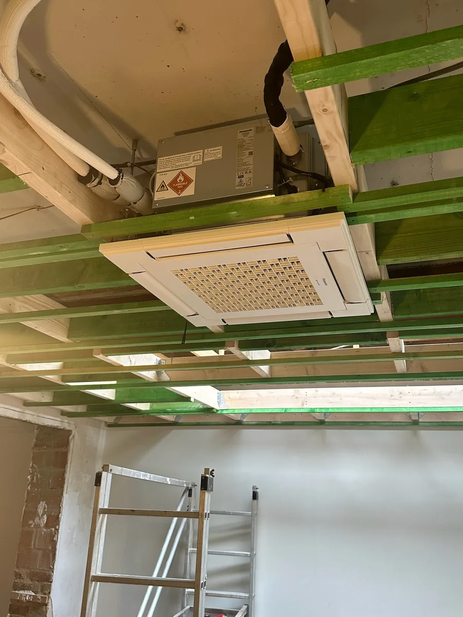 Panasonic cassette-airco tijdens plaatsing in houten dakconstructie