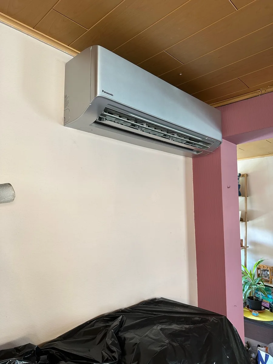 Zilveren Panasonic wandunit in woonkamer