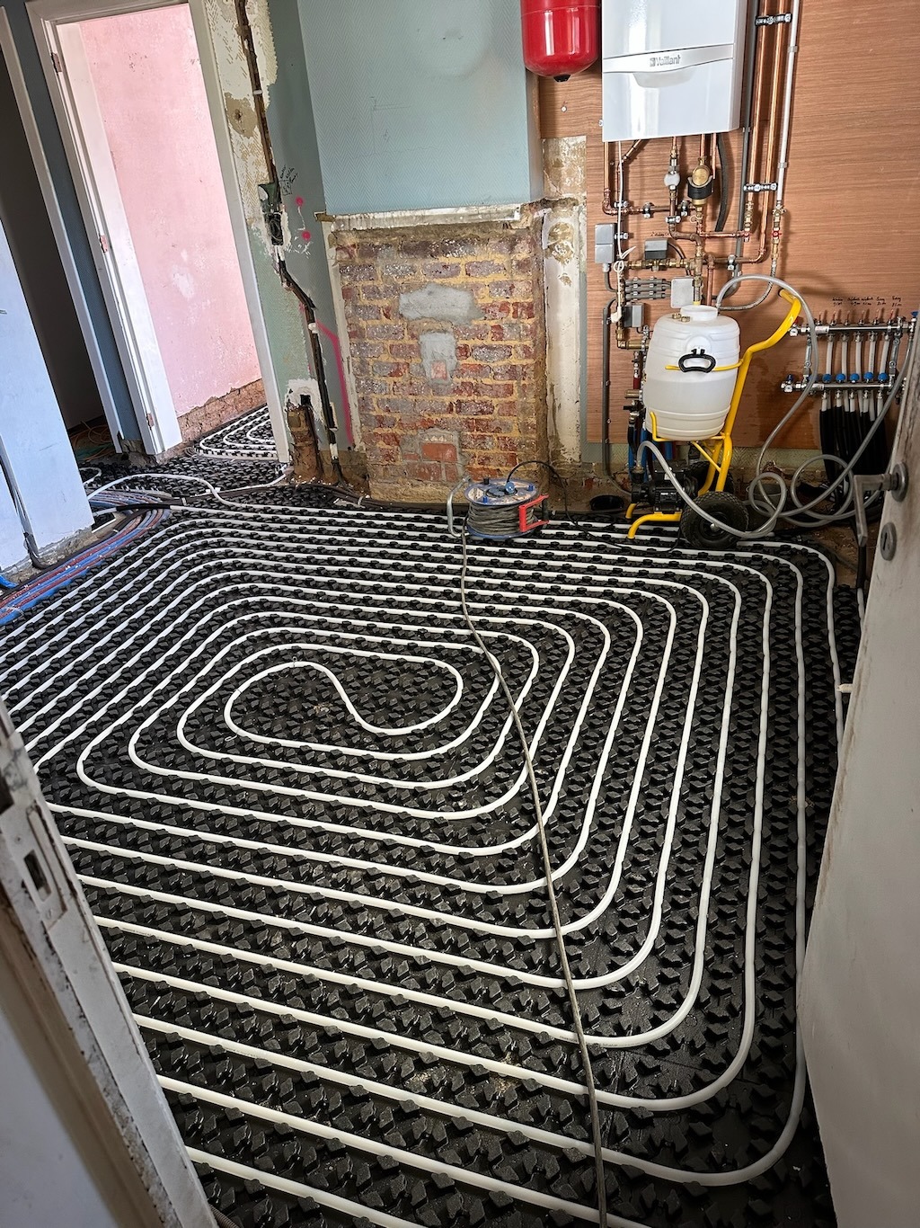 Vloerverwarmingsleidingen geïnstalleerd voor betonvloer